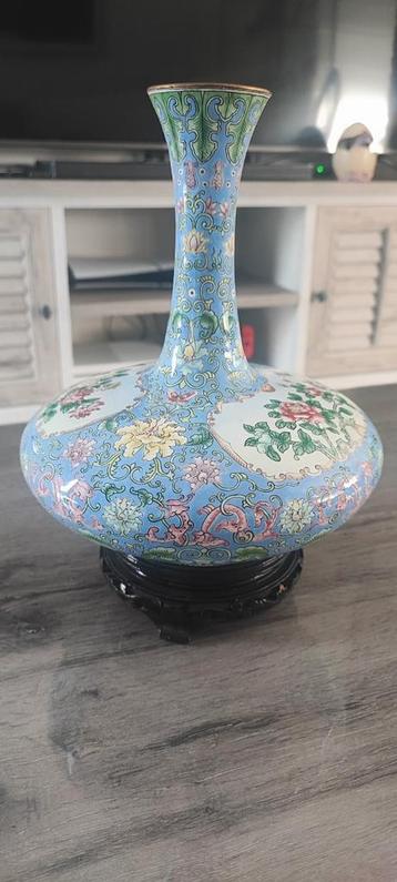 Speciale chinese croisonne met voetstuk beschikbaar voor biedingen