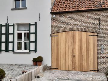 Hardhouten garagepoort beschikbaar voor biedingen