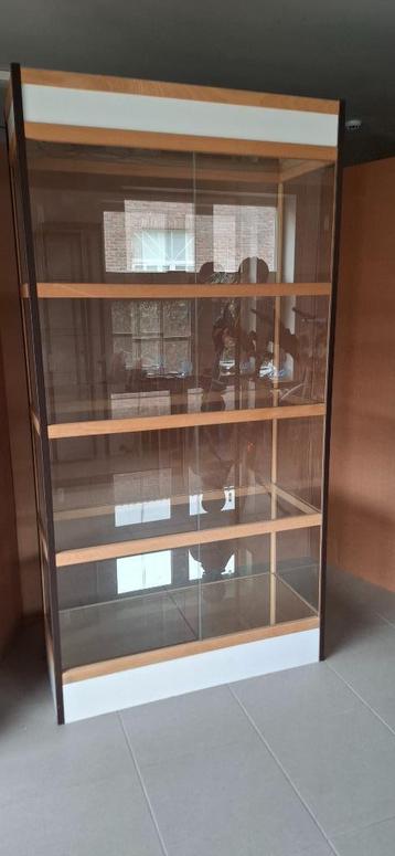 Glazen vitrinekast met schuifdeuren, kan gedemonteerd worden beschikbaar voor biedingen