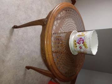 Ronde tafel beschikbaar voor biedingen