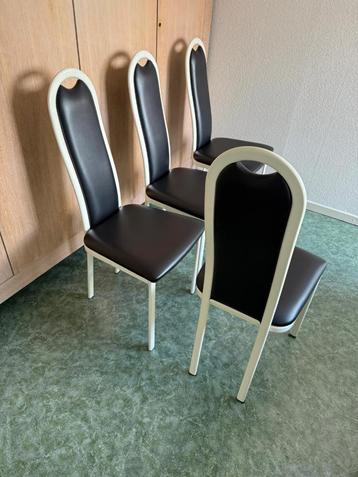 4 moderne eetkamerstoelen beschikbaar voor biedingen