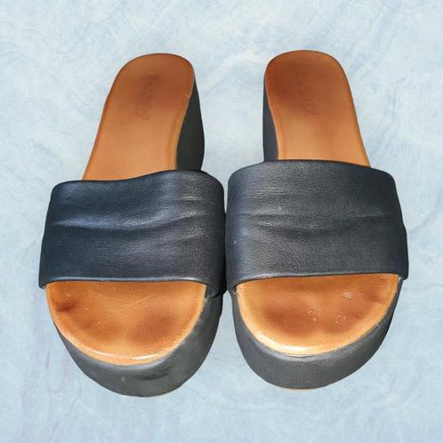 INUOVO Slippers/Instappers Maat 37 In prima staat, Vêtements | Femmes, Chaussures, Comme neuf, Sabots, Noir, Enlèvement ou Envoi