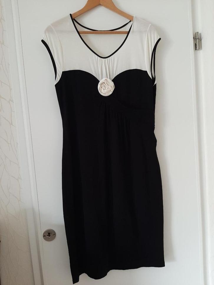 Juffrouw Jansen Jurk maat M/L, Kleding | Dames, Jurken, Zo goed als nieuw, Maat 38/40 (M), Zwart, Knielengte, Ophalen of Verzenden
