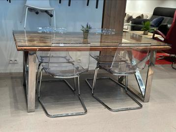 Volledige eetkamer (tafel, dressoir, tv-meubel,..) beschikbaar voor biedingen