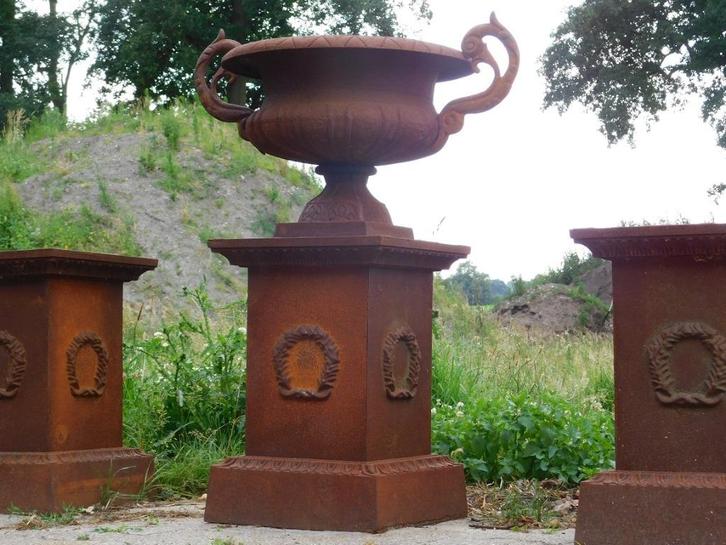 Tuinvaas op Sokkel - 112 cm - Gietijzer - Rust, Tuin en Terras, Tuinvazen, Ophalen of Verzenden