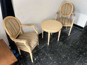 Tafeltje en stoelen beschikbaar voor biedingen