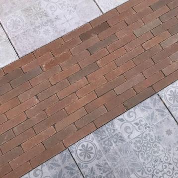 Partijen gebakken waalformaat straatstenen. beschikbaar voor biedingen