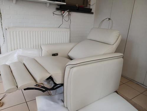 Luxueuze electrische relax van Italiaans designe, Huis en Inrichting, Zetels | Zetels, Nieuw, Ophalen