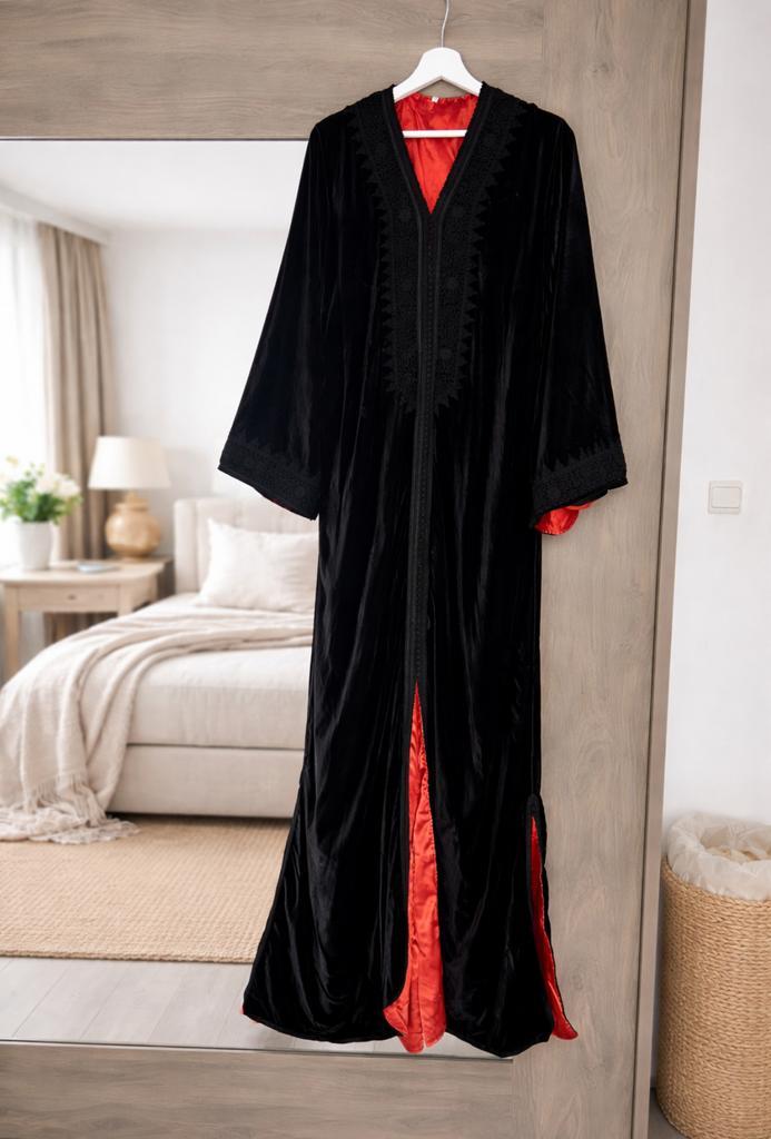 Zwarte fluwelen kaftan met oranje satijnen mouwen – maat L, Kleding | Dames, Gelegenheidskleding, Zo goed als nieuw, Maat 42/44 (L)