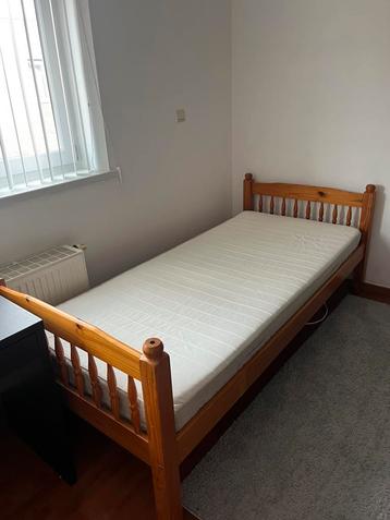 Houten Eenpersoonsbed + Matras 90 x 210 cm beschikbaar voor biedingen
