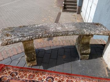 2 tuintafels rond beton + 2 bankjes. beschikbaar voor biedingen