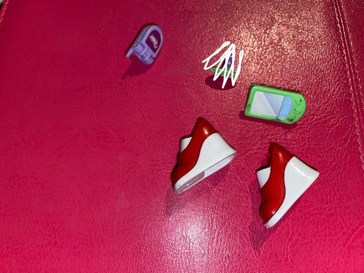 Winx lot accessoires chaussures gsm, tablette ?, Collections, Statues & Figurines, Utilisé, Autres types, Envoi