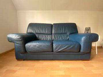 Blauwe kunstleren tweezitsbank beschikbaar voor biedingen