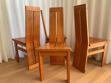 Gebogen houten stoelen
