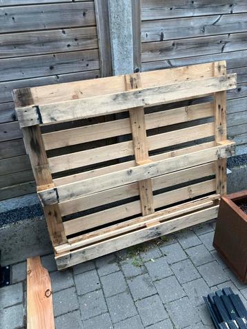 Gratis palletten beschikbaar voor biedingen