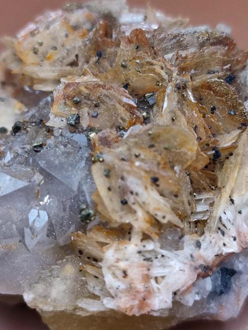 Gele Fluoriet met kwarts, bariet en chalcopyriet., Verzamelen, Mineralen en Fossielen, Ophalen of Verzenden