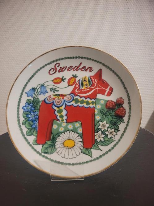 assiette en porcelaine de Suède, cheval de Dala rouge, Antiquités & Art, Antiquités | Assiettes décoratives & Carrelages, Envoi