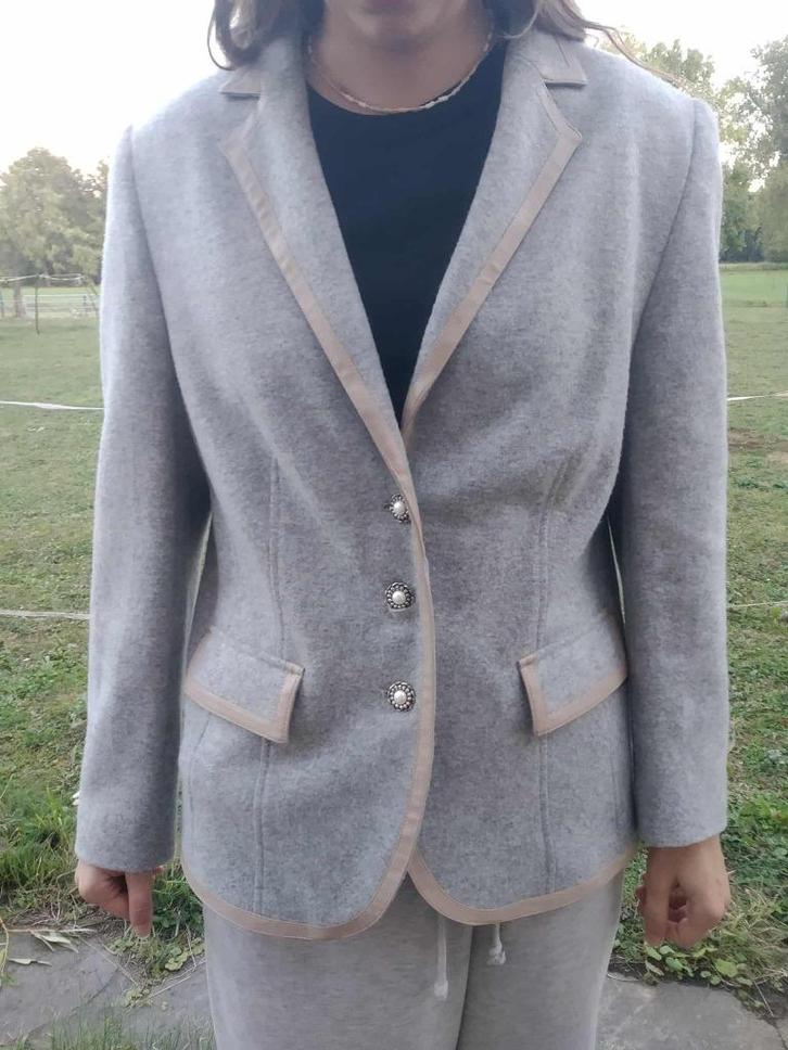 mooie grijze blazer met leren afwerking Eugen Klein maat 42, Kleding | Dames, Jasjes, Kostuums en Pakken, Gedragen, Jasje, Maat 42/44 (L)