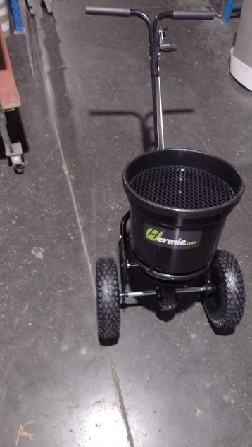 Professionele meststofstrooier beschikbaar voor biedingen