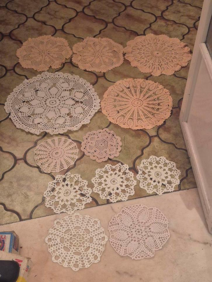 Set van 12 vintage gehaakte kanten placemats., Hobby en Vrije tijd, Kantklossen, Zo goed als nieuw, Overige typen, Ophalen