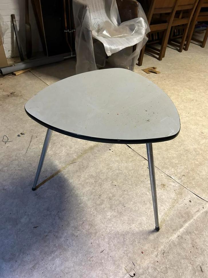 Vintage driehoekig bijzettafeltje, retro design NIEUWE PRIJS, Huis en Inrichting, Tafels | Bijzettafels, Gebruikt, Overige vormen