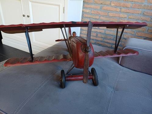 Vliegtuigje hout,rode kleur., Hobby en Vrije tijd, Modelbouw | Vliegtuigen en Helikopters, Gebruikt, Ophalen