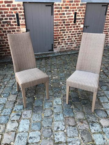 Paar geweven rieten stoelen van goede kwaliteit beschikbaar voor biedingen