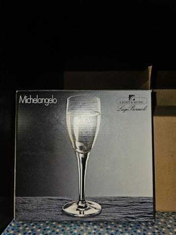 Un coffret de coupes à champagne Luigi Bormioli flambant neu
