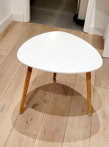 Witte Scandinavische tafel van Jysk beschikbaar voor biedingen