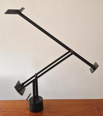 Design bureaulamp model Tizio, Richard Sapper voor Artimide. beschikbaar voor biedingen