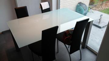 Tafel beschikbaar voor biedingen