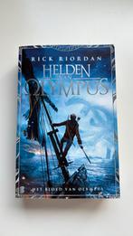 Helden van Olympus boek 1: Het Bloed van Olympus, Boeken, Ophalen of Verzenden, Zo goed als nieuw