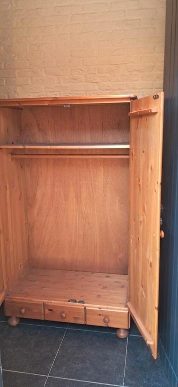 Massief houten kast in prima staat beschikbaar voor biedingen