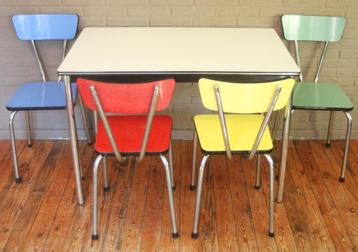 Hagelwitte Formica Tafel Met Kleurige Of Witte Stoelen / Jar beschikbaar voor biedingen