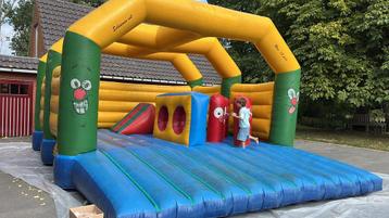 Groot springkasteel met obstakels beschikbaar voor biedingen