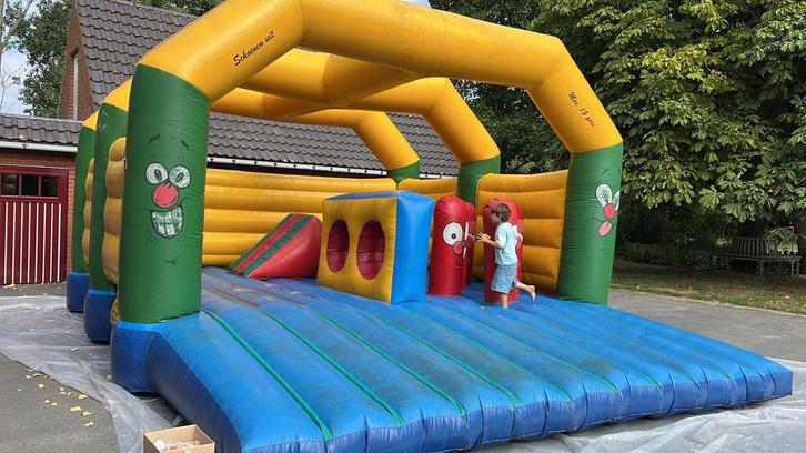Groot springkasteel met obstakels, Hobby en Vrije tijd, Feestartikelen | Verhuur, Gebruikt, Ophalen
