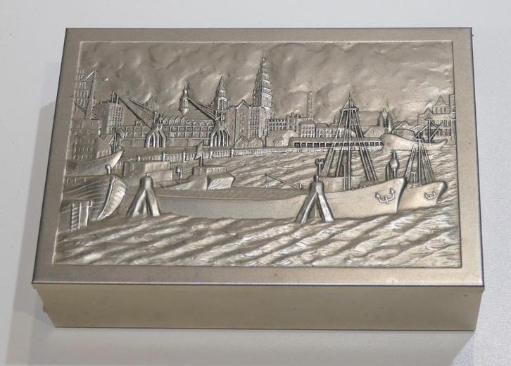 Boîte à cigarillos, métal repoussé, ville d’Anvers-Antwerpen, Verzamelen, Rookartikelen, Aanstekers en Luciferdoosjes, Gebruikt