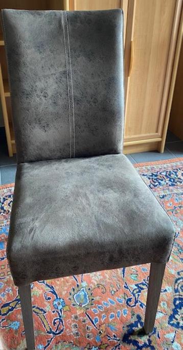 (Vier) stoelen beschikbaar voor biedingen