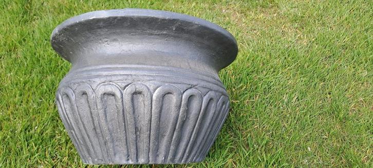 Mooie grijze stenen bloempot, vorstbestendig., Tuin en Terras, Bloempotten, Gebruikt, Steen, Binnen, Balkon, Tuin, Minder dan 40 cm