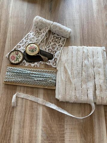 Oude kant en oude handwerkjes beschikbaar voor biedingen