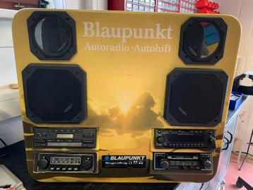 Blauwpunkt garage display met radios en boxen beschikbaar voor biedingen