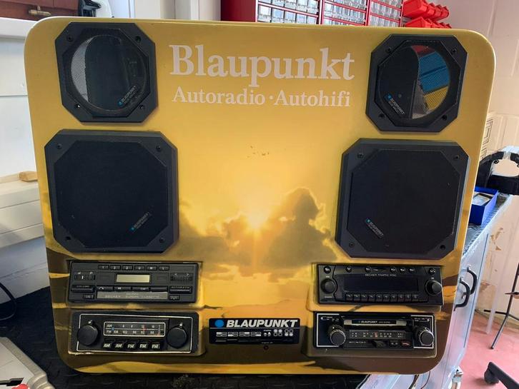 Blauwpunkt garage display met radios en boxen, Auto diversen, Autoradio's, Ophalen