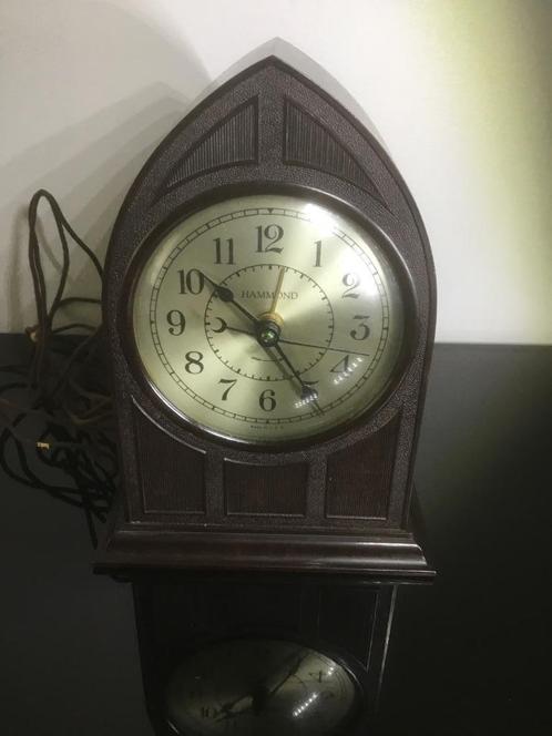 Amerikaanse kathedraal klok in bakeliet, Antiquités & Art, Antiquités | Horloges, Enlèvement ou Envoi