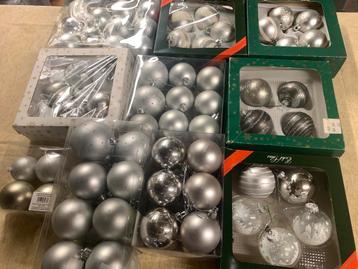 Lot de boules argentées Noël disponible aux enchères