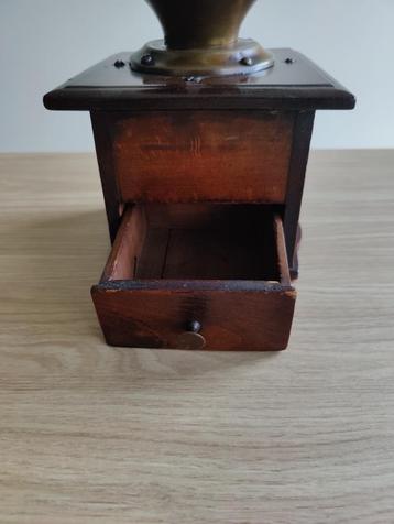 Vintage koffiemolen beschikbaar voor biedingen