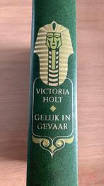 Boek “geluk in gevaar” van Victoria Holt, Zo goed als nieuw