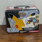Pokémon Celebrations collector's chest ongeopend sealed, Hobby en Vrije tijd, Ophalen of Verzenden, Nieuw, Meerdere kaarten, Foil