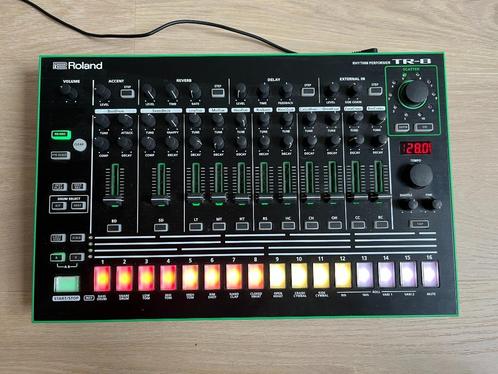 Roland TR-8 Rhythm Performer, Muziek en Instrumenten, Drumcomputers, Zo goed als nieuw, Roland, Verzenden