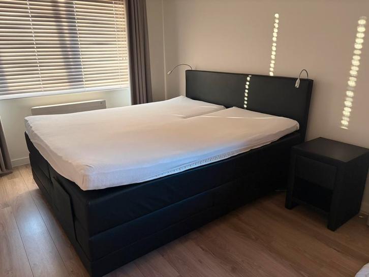 Elektrische boxspring met splittopper 180x210+ 2 nachtkastje, Huis en Inrichting, Slaapkamer | Boxsprings, Gebruikt, Ophalen