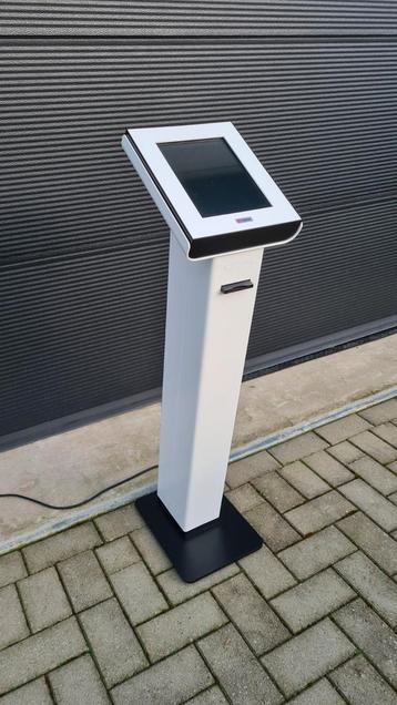 Nieuwe kiosk 10" capacitief touch screen en ticket printer